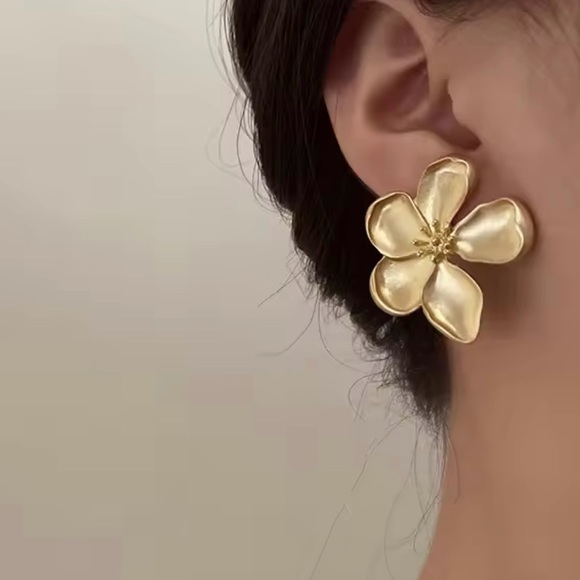 ⚜️ Elegant Gold Flower Earrings - Picture 1 of 4